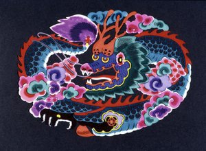龍が描かれた中国の切り絵と色紙 作： School Chinese
