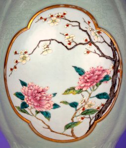 繊細で非常に希少な青磁地のファミーユローズ花瓶（金彩による輪郭線付きエナメル「プルヌスとバラ」）のディテール 作： School Chinese