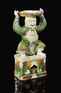 卵とほうれん草の釉薬をかけたプリケットスティック、髭をスクロールする笑顔の不滅のモデル、腕を上げて四葉のプリケットのアタッチメントを支え、康熙帝の頭にバランスをとる