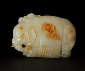 岩細工と波紋の装飾が施された房付きの布を身につけた象が立ち、如意棒を持った少年が肩に登っている（淡い青磁）（208383も参照） 作： School Chinese