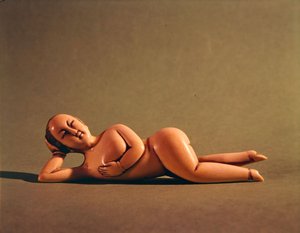 病人が医師に患部を見せるための女性の置物（象牙）