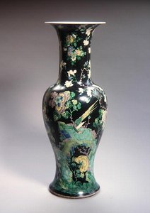 ファミーユ・ノワール様式の大型円錐形花瓶 康熙時代（1662～1722）（磁器）（272192参照） 作： School Chinese
