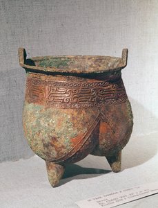 河南省鄭州蔡家庄出土 胴部に裂け目があり、亀甲龍の装飾が施された儀礼用の李器（殷王朝時代