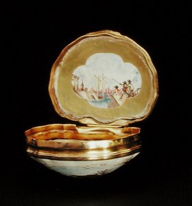 貝の形をしたスナッフボックス 乾隆時代（1736-95）1760年頃（磁器）（210140も参照） 作： School Chinese