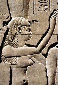 古代エジプト、壁面彫刻、イシス神、ホルス神殿、エドフ、紀元前237～57年（写真） 作： School Egyptian