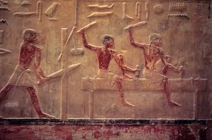 古代エジプト、壁面彫刻／彩色、ティのマスタバ／墓、サッカラ、第5王朝、鋸で挽く大工、槌で打つ大工、梁を削る大工（写真）。