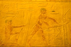 古代エジプト、壁面彫刻／絵画、ティのマスタバ／墓、サッカラ、第5王朝、大工、木を鉋で削る、のこぎりで切る（写真） 作： School Egyptian