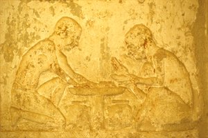 古代エジプト、壁の彫刻／絵画、ペトシリスの墓、ツナ・エル・ゲベル、紀元前300年、沐浴薬を作る男たち（写真）