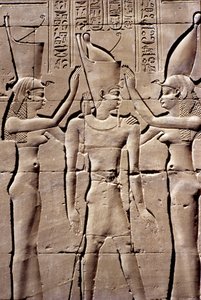 古代エジプト、壁絵／彫刻、イシスとネフティスから二重の冠を受ける王、ホルス神殿、エドフ（写真） 作： School Egyptian