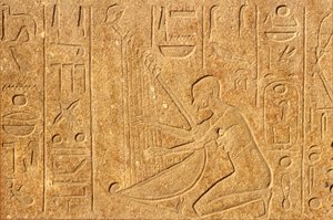 古代エジプト、ルクソール、カルナック神殿、ハープの上にハトシェプスト像の頭を乗せたハープ奏者。 作： School Egyptian