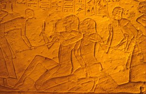 古代エジプト、壁画／彫刻、棒で殴られるヒッタイトの囚人、ラメセス2世とネフェルタリの神殿、アブ・シンベ（写真） 作： School Egyptian