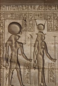 古代エジプト、壁画／彫刻、ファラオから供物を受け取るホルスとイシス、デンデラ、ハトホル神殿（写真） 作： School Egyptian