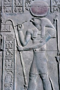 古代エジプト、壁画／彫刻、パピルスの巻物に書かれたホルス、セベクとホルスの神殿、コムオンボ（写真） 作： School Egyptian