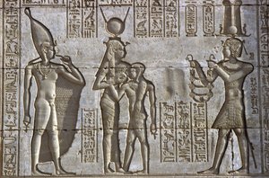 古代エジプト、壁絵／彫刻、イシスが幼いファラオに乳を飲ませ、その間にファラオが供物を捧げる、ハトホル神殿、デンデラ（写真）