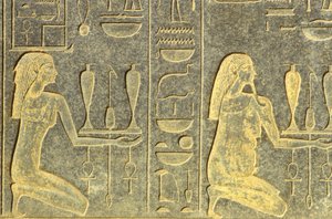 古代エジプト、壁絵／彫刻、供え物の盆を持って跪くナイルの神々、黒御影石、カルナック神殿、ルクソール（写真） 作： School Egyptian