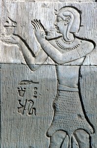古代エジプト、壁絵／彫刻、ヒョウの皮を被り線香を捧げる神官、セベクとホルスの神殿 コムオンボ（写真） 作： School Egyptian