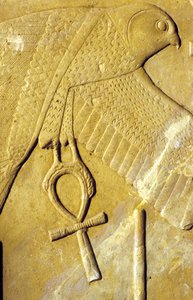 古代エジプト、壁画／彫刻、生命の象徴アンクを運ぶホルス鷹、カルナック神殿、ルクソール（写真）