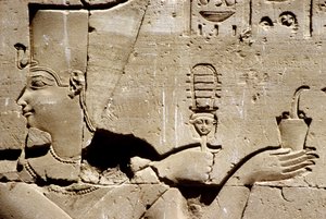 古代エジプト、壁絵／彫刻、シストラムを振り、線香を捧げるファラオ、エドフ、ホルス神殿（写真）