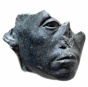 古代エジプト美術：セソストリス王3世の頭部。像の断片。黒花崗岩製の彫刻、紀元前1900年頃（第12王朝、1963-1786年頃）。パリ、ルーヴル美術館（Musee Du Louvre 作： School Egyptian