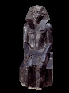 古代エジプトのアート。セソストリス3世時代の王の彫像。紀元前1870年頃（第12王朝、1963～1786年頃）のダイオライト彫刻。メダムード（エジプト）産。高さ：1.200m パリ、ルーヴル美術館