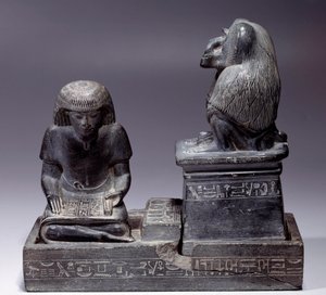 エジプトの古代遺跡。書記のネブマートゥフと、経典の神で書記の守護神である猿のトート。シェールの彫刻。アメノフィス3世の時代（1391〜1353年