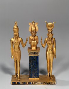 エジプトのアンティーク。オソルコンの名を冠したオシリアン・トライアド（オシリスをイシスとホルスが取り囲む。金のペンダントとラピスラズリ（瑠璃）。第22王朝、低位期。パリ、ルーヴル美術館