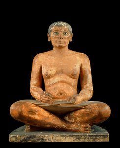 エジプトのアンティーク。"The scribe squatting" 石灰岩、アルバスター、ロッククリスタルで作られた彫像。サッカラ（Saqqara）（紀元前2620～2350年頃）から出土したもの。第4王朝または第5王朝）の太陽。0,537m, Musee du Louvre, Paris - エジプト古代美術: "しゃがんだ書記の像"