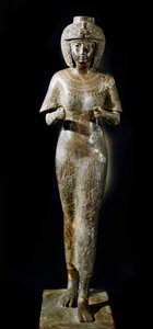 エジプトの古代遺物：ファラオ・タケロット2世の妻、カロママ女王のブロンズ像。第21王朝時代パリ、ルーヴル美術館