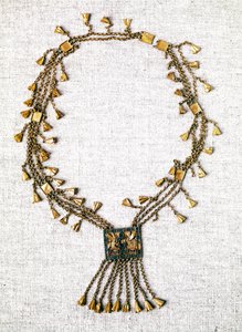エジプトのアンティーク：ファラオ・ピネドジェムの金のネックレス。第21王朝（1069-945年頃）。パリ、ルーヴル美術館 作： School Egyptian