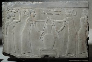 エジプトの古代遺跡：紀元前500～400年頃（サイテ時代？）、女性がユリの花を押してエキスを抽出する「リリノン抽出」を表現した石灰岩の低層レリーフ。ローエポック。日 0,29x0,37 m パリ、ルーヴル美術館 作： School Egyptian