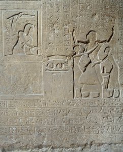 エジプトの古代遺物：ホルミンの石灰岩製レリーフ：セティ1世は、王のハレムの長であるホルミンに勇気の報酬として首輪を配った。第19王朝（紀元前1295-1186年）。パリ・ルーヴル美術館 作： School Egyptian
