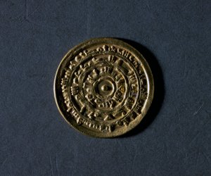 カリフ・アル・ムイーズの名が記された金のデナリウス（953～975年）、裏面、エジプトのコイン 作： School Egyptian
