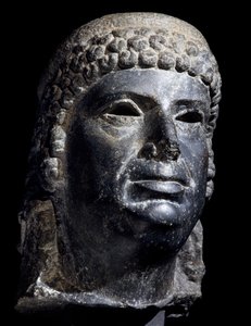 クレオパトラ3世の頭部、玄武岩の彫刻。エジプト文明、プトレマイオス朝時代、紀元前2世紀 作： School Egyptian