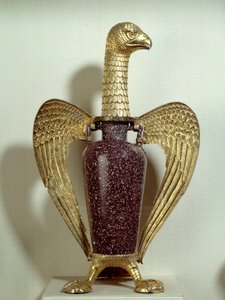 スガー（アベ・スガー）の「鷲」と呼ばれる花瓶：ローマ帝国時代のエジプトで作られた花瓶で、12世紀にサン＝ドニで作られた鷲を表す金銀の支えに取り付けられている。サン・ドニ修道院のトレゾールの一部である。日 0.43×0.27 m P 作： School Egyptian