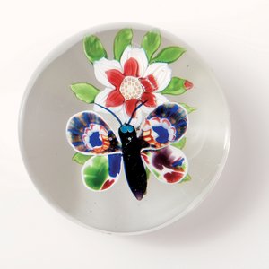 バカラの蝶と花の重さ、濃い紫色の体と触角を持つ昆虫、マルチカラーの翼（ガラス） 作： School French