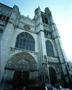 1140年頃に建設された西ファサード（写真） 作： School French