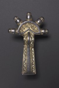 弓形フィブラ、アレマン朝、500～550年（銀製の金箔とニエロ