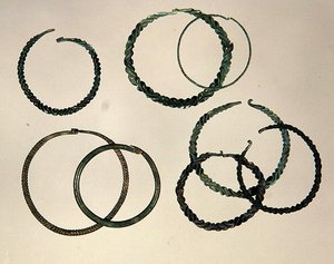 ノルトヘッセンで発見されたハルシュタット時代のジュエリー（金属製） 作： School German