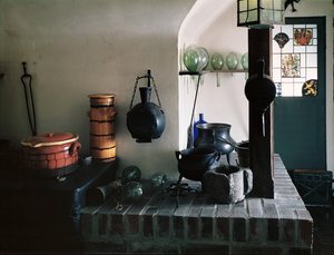 18世紀の家具や12〜18世紀の品々を使った薬局の再建、実験室の詳細（写真