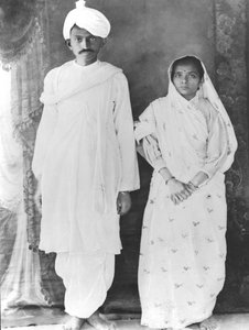 カストマー（1869-1944）とマハトマ・ガンディー（1869-1948）（モノクロ写真） 作： School Indian
