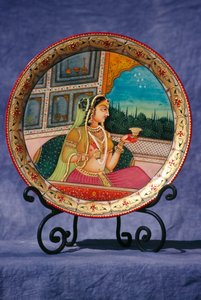 象牙にミニチュア絵画、飲み物を楽しむ女性 作： School Indian