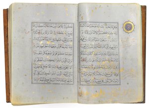 イラン、ティムール朝またはアクチュヌル朝のクルアーン（中国紙に金、墨、彩色顔料 作： School Iranian