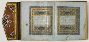 コーランからのページ、c.1450-1560（紙にインクと金、革付き） 作： School Islamic