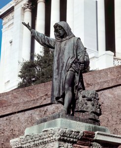 1347年5月20日に彼がローマ共和国を宣言した場所、ローマのキャピトル（カンピドーリオ）にあるCola di Rienzo（1314-1354）に捧げられたモニュメント。