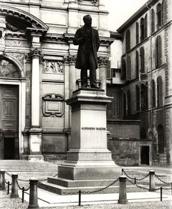 アレッサンドロ・マンゾーニ(1785-1873)の記念碑(ブロンズ) (白黒写真) 作： School Italian