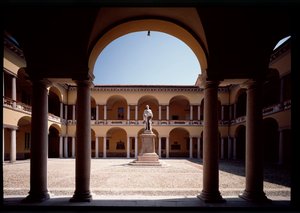 アレッサンドロ・ボルタ像のある中庭の眺め(1878年) 作： School Italian