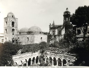 シチリア王ロジャー2世（d.1154）によって1132-48年に建設された教会の東端と、13世紀に建設された回廊の眺め（モノクロ写真）。 作： School Italian