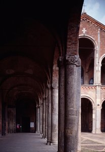 聖アンブローズ（聖アンブローズ）教会のポルティコの眺め（Basilica di Sant