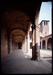 聖アンブローズ（聖アンブローズ）教会のポルティコの眺め（Basilica di Sant