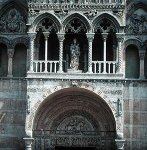 1130年代に建設され、15世紀に完成した西ファサード（写真）（詳細 作： School Italian